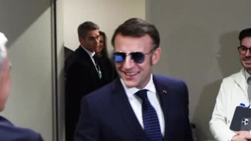 Localizada na região do Jura, a empresa mantém a produção artesanal mesmo após ser adquirida pelo grupo italiano iVision Tech em 2023, buscando equilibrar o prestígio histórico francês com a nova estrutura industrial internacional/Instagram