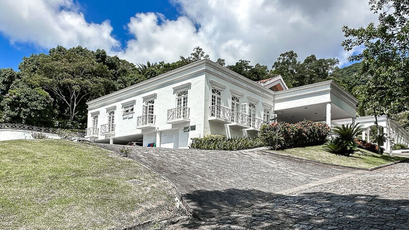 São 3.000 metros quadrados de área construída em um terreno de 476 mil metros quadrados / Divulgação/Muller Imóveis