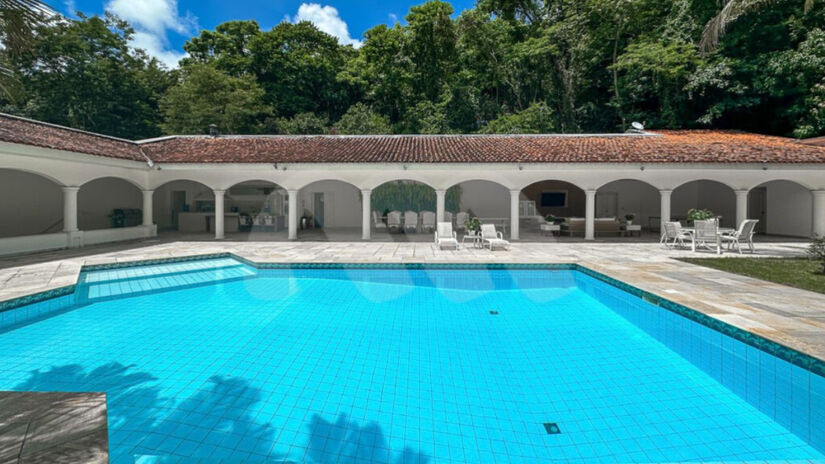 A área externa conta com piscina, churrasqueira, salão de jogos e jardins com paisagismo / Divulgação/Muller Imóveis