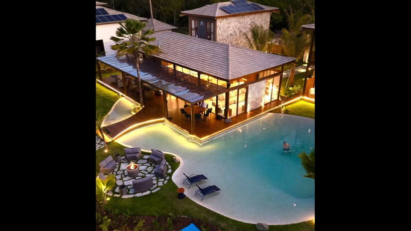 O grande destaque da área externa é a piscina com iluminação cênica e areia / Reprodução/Instagram