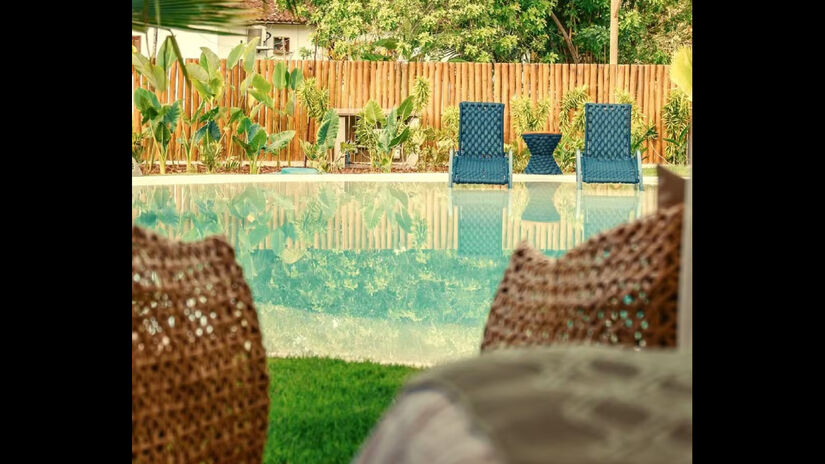 A área externa conta com uma piscina integrada ao projeto arquitetônico, ideal para os dias de sol no litoral baiano / Reprodução/Instagram