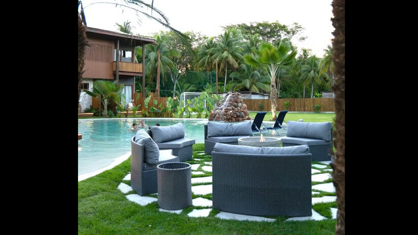 A estrutura conta com um fire pit e diversas áreas abertas integradas / Reprodução/Instagram