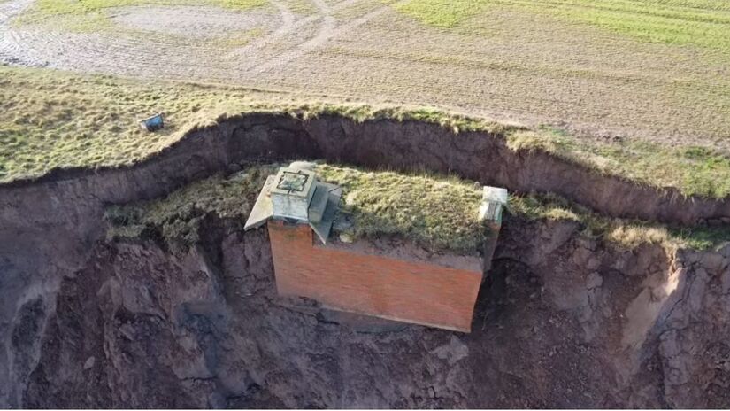 O Conselho de East Riding of Yorkshire emitiu um alerta urgente para que a população evite a área, tanto no topo do penhasco quanto na praia abaixo (UndercoverDrone/YouTube/Reprodução)