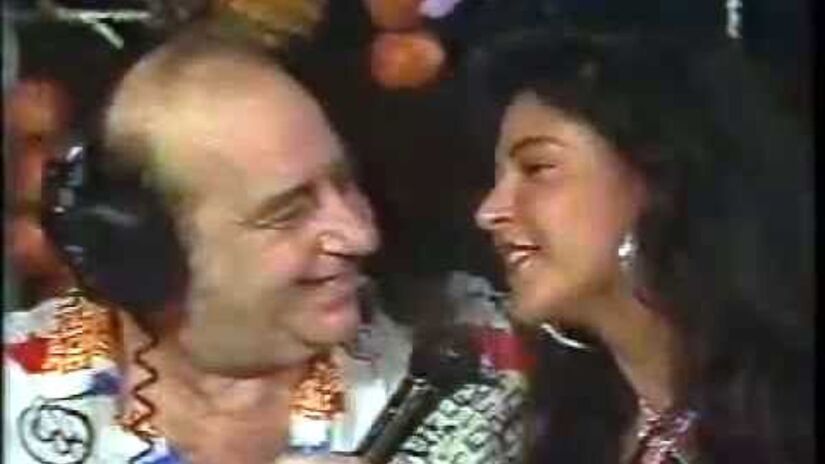 O apresentador Bolinha era a cara das transmissões da Band no Ilha Porchat, entrevistando famosos com suas icônicas camisas estampadas/Reprodução