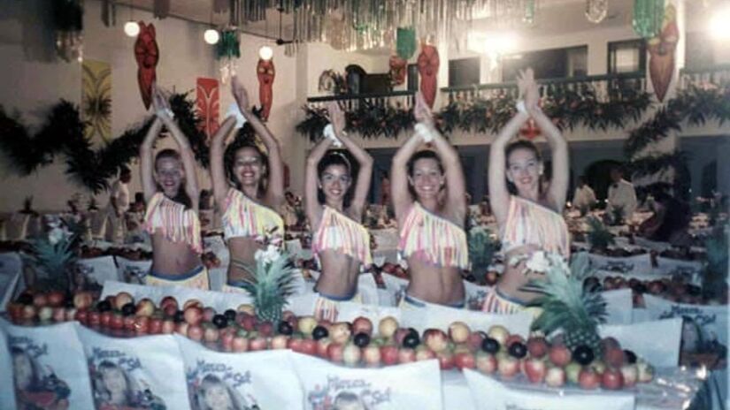 A decoração do evento era um espetáculo à parte, com a distribuição de toneladas de frutas tropicais e milhares de cocos para os convidados/Reprodução