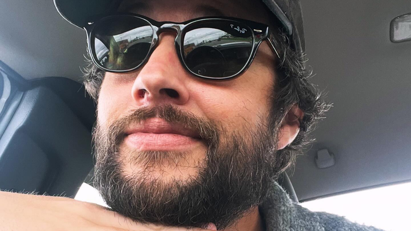 O ator protagonizou o filme original do Disney Channel 'Um Geek Encantador' ao lado de Sarah Hyland, com quem manteve um relacionamento de longa data fora das telas/Instagram