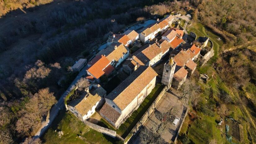 Com apenas 100 metros de comprimento, Hum detém o título de menor cidade do mundo pelo Guinness World Records. Localizada no topo de uma colina na Croácia, a pequena área urbana é protegida por muralhas milenares e conta com apenas duas ruas para seus 28 moradores/Reprodução