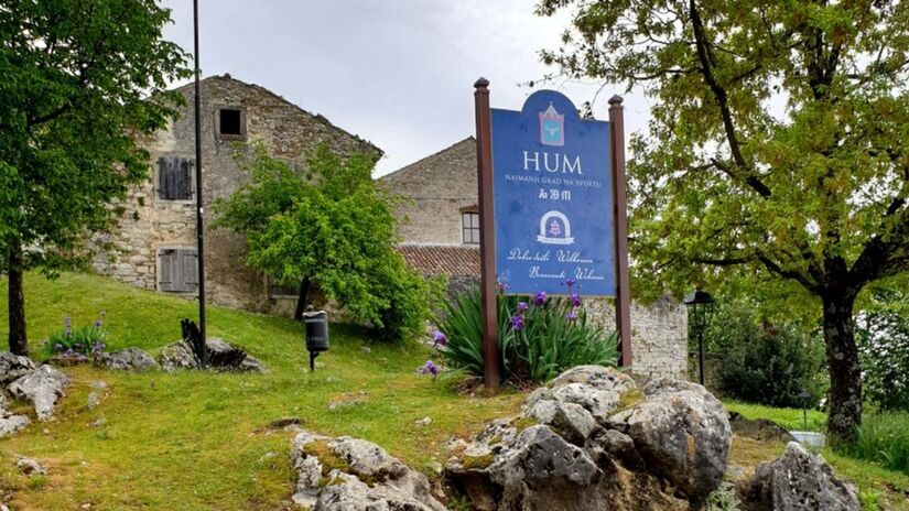 Todos os anos, no dia 11 de junho, os moradores de Hum elegem o prefeito da cidade em uma cerimônia tradicional. No entanto, o vilarejo mantém um costume medieval onde apenas os homens podem votar e concorrer ao cargo, preservando rituais que atravessam gerações/Reprodução