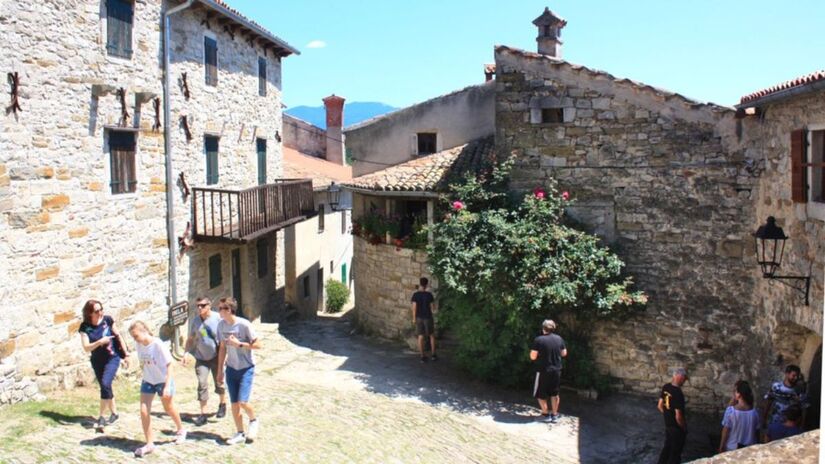 Apesar do tamanho reduzido, Hum é famosa por seu turismo gastronômico, destacando-se o uso de trufas brancas e a produção do Biska. Este licor tradicional, feito à base de uva e visco, segue uma receita secreta milenar que atrai visitantes de diversas partes do mundo/Reprodução