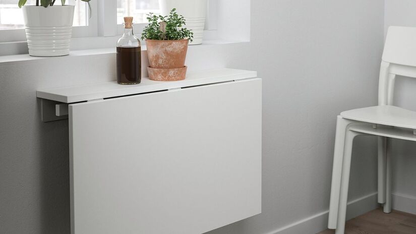 A tendência para 2026 foca na otimização de espaço com móveis multifuncionais que servem como bancada de apoio ou zona de refeições rápidas com um simples movimento/Ikea