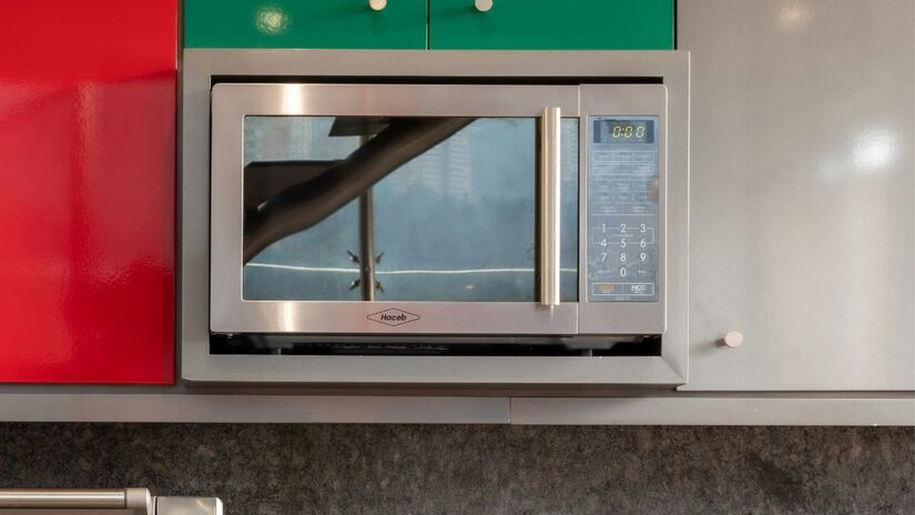 O micro-ondas aquece o leite de forma desigual, criando pontos quentes que podem queimar a boca dos bebês mesmo quando a mamadeira parece morna por fora. Além disso, o calor intenso destrói vitaminas essenciais. O banho-maria continua sendo o método mais seguro para os pequenos/Unsplash