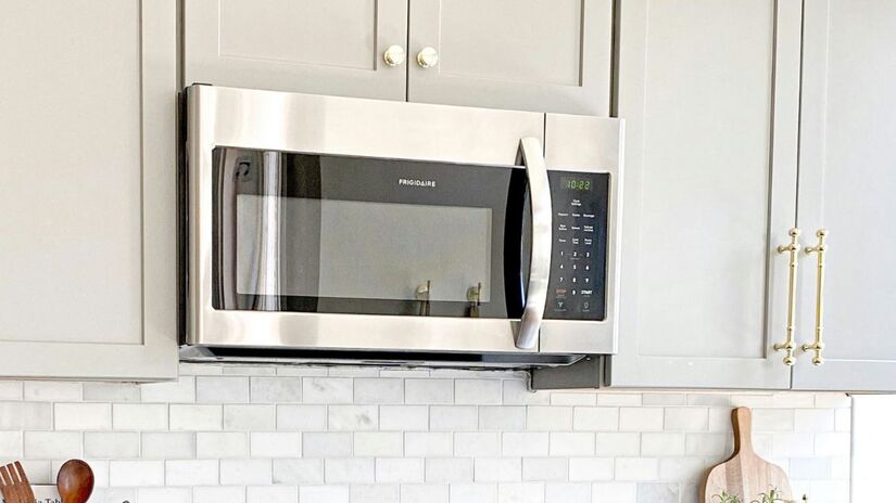 Esse erro comum na cozinha é uma das principais causas de queimaduras domésticas graves. Use sempre recipientes de cerâmica ou vidro poroso para maior segurança/Unsplash