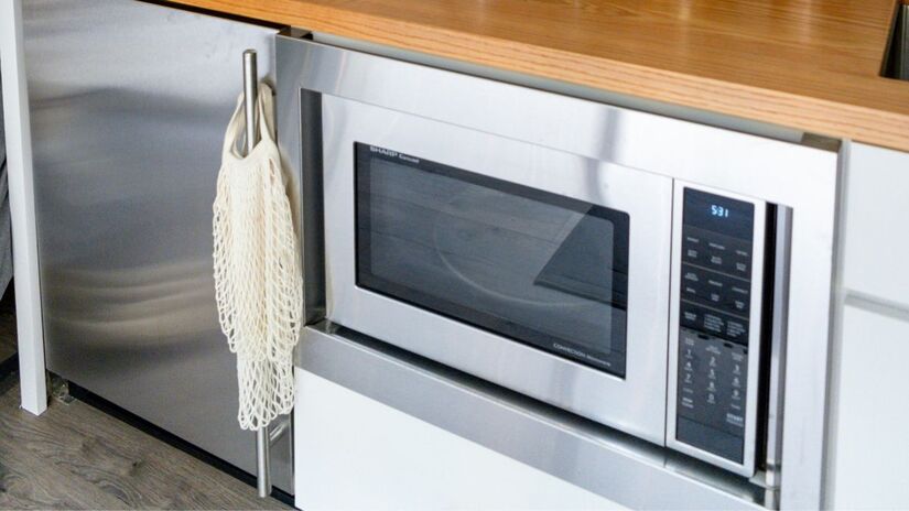 Esquentar a água do chá no micro-ondas exige cuidado dobrado. Nunca encha o recipiente até a borda e espere alguns segundos antes de retirar o copo do aparelho. Misturar o líquido com uma colher logo após o aquecimento ajuda a equilibrar a temperatura e evita surpresas perigosas/Unsplash