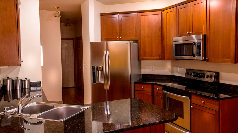 Temperaturas baixas e constantes no forno evitam a perda rápida de umidade, mantendo carnes e ensopados macios. Pixabay