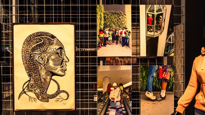 A Praça da Língua promove uma imersão poética com textos de Machado de Assis projetados no teto e narrados por ícones como Maria Bethânia/Wellington Almeida