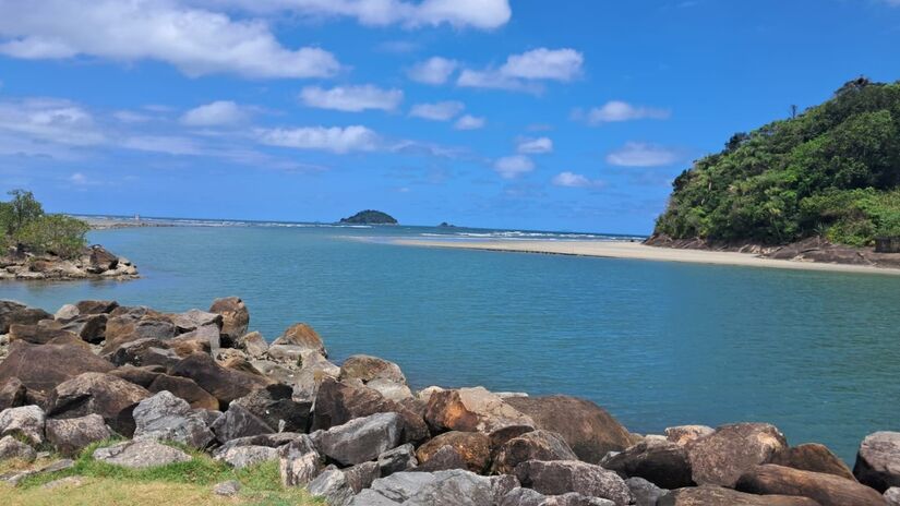 O ritmo calmo da praia convida a aproveitar o dia sem pressa e longe do excesso urbano / M&aacute;rcio Ribeiro/DL
