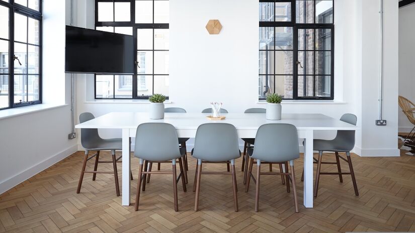 A falta de prote&ccedil;&atilde;o nos p&eacute;s dos m&oacute;veis acelera o desgaste do piso / Pixabay