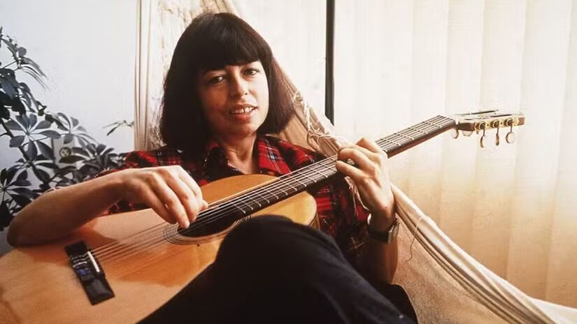 Embora tenha sido coroada como a musa da Bossa Nova, Nara Leão sempre teve uma postura inquieta e independente. A artista utilizou seu prestígio para dar voz ao samba de morro e à canção de protesto, provando que sua carreira ia muito além do rótulo inicial, unindo sofisticação musical a uma forte consciência social/Reprodução