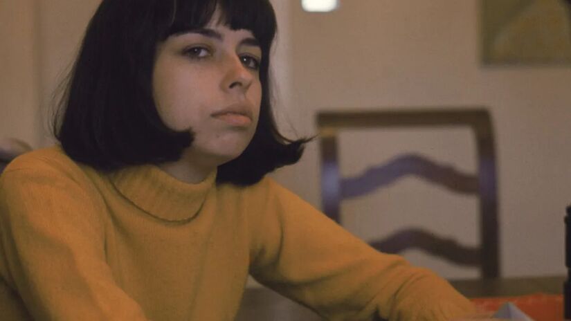 Dona de uma discografia surpreendente, Nara Leão foi a ponte entre diferentes movimentos da música brasileira. Do apartamento em Copacabana ao palco do show Opinião, ela transitou com naturalidade entre a bossa, o tropicalismo e o resgate de compositores esquecidos, sempre antecipando tendências e revelando novos talentos/Reprodução