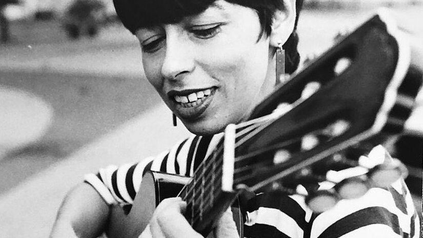 O produtor Raymundo Bittencourt foi o responsável por digitalizar e dar vida nova aos registros de Nara Leão encontrados em 2025. Ao adicionar novos arranjos instrumentais às vozes originais, o projeto preserva a essência delicada da cantora enquanto oferece uma qualidade sonora moderna para as novas gerações de ouvintes/Reprodução