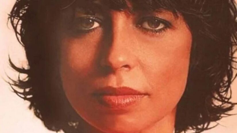 Mesmo décadas após sua partida em 1989, Nara Leão permanece como uma das figuras mais influentes da MPB. Sua capacidade de se reinventar e sua sensibilidade para escolher repertório fazem de sua obra um material atemporal, agora enriquecido com a descoberta de arquivos raros que reforçam sua importância cultural/Reprodução