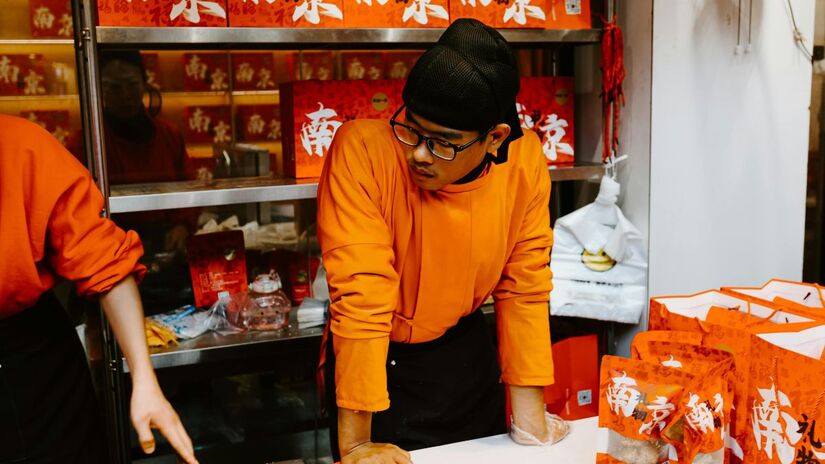 Enquanto taxa contraceptivos, o governo chinês anunciou isenção de impostos para serviços de creche, casamentos e cuidados com idosos/Pexels