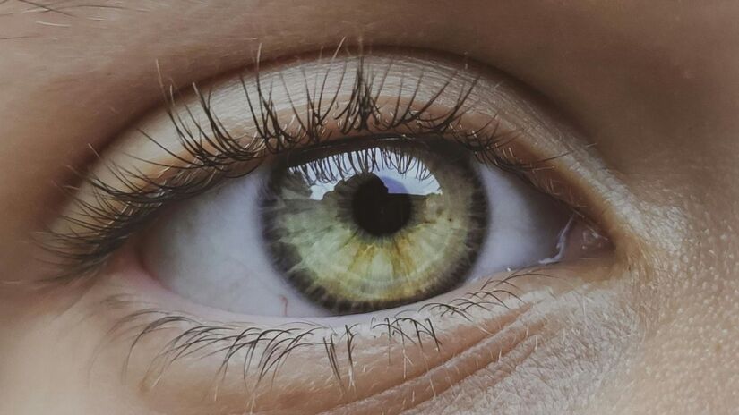 Estudo publicado no New England Journal of Medicine comprova que implante recuperou parte da visão central em pacientes que viviam na escuridão/Pexels