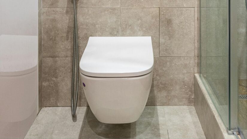 Embora pareça macio ao toque, o papel higiênico possui fibras que agem como pequenos abrasivos em superfícies de plástico e resina. Ao limpar o assento do vaso com ele, você cria microrranhuras que, com o tempo, tornam-se depósitos de bactérias e sujeira difíceis de remover. O ideal é usar sempre um pano de microfibra para preservar o brilho e a higiene da peça/Pexels