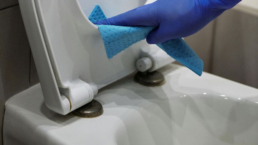 Você sabe a diferença entre o papel de fibra virgem e o reciclado? O papel de fibra virgem é mais macio e absorvente, sendo indicado para peles sensíveis. Já o reciclado é uma opção sustentável que reduz o impacto ambiental, mas pode conter texturas mais ásperas. A escolha certa depende do equilíbrio entre o conforto dermatológico e a consciência ecológica/Pexels