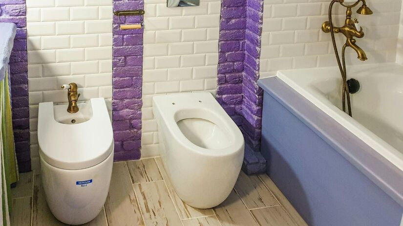 A maciez do papel higiênico é alcançada através de um processo mecânico chamado crepagem, que cria pequenas dobras nas fibras. Quanto mais dobras, maior a capacidade de absorção e o conforto térmico no contato com a pele. No entanto, o excesso de tratamentos químicos para deixar o papel extremamente branco pode causar alergias em pessoas com alta sensibilidade cutânea/Pexels