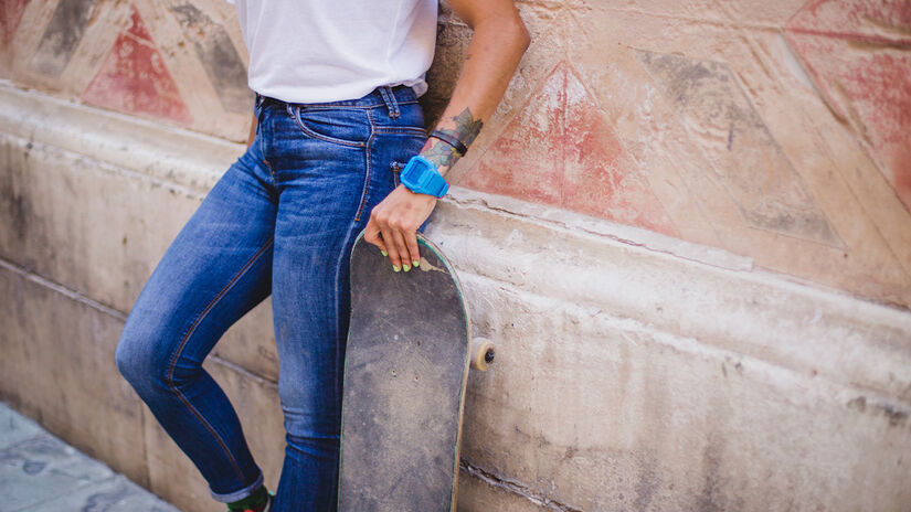 O modelo clássico do jeans possui cinco bolsos, embora muita gente só perceba quatro. Freepik