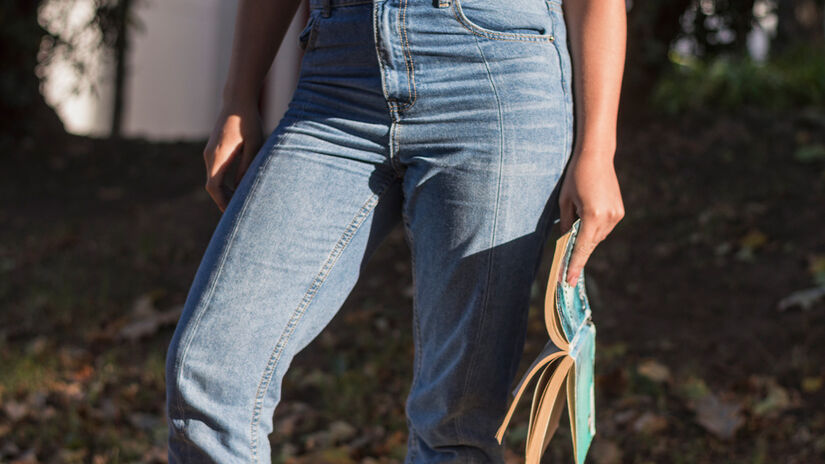 O bolso pequeno do jeans foi criado originalmente para guardar relógios de bolso. Freepik