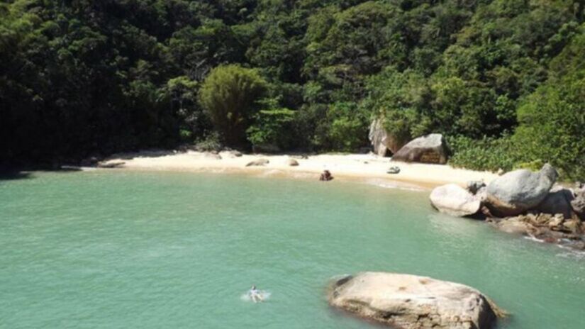 Os significados do nome da Praia do Moisés são desconhecidos, mas existem rumores de que pode se tratar de um antigo pescador que teria morado em uma pequena casa por lá (PMG/Divulgação)

