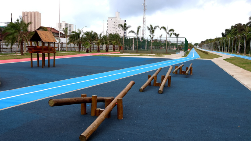 A estrutura esportiva do complexo conta com quadras de basquete 3x3 e campos de futebol para atender a comunidade do Bairro Mirim/Reprodução