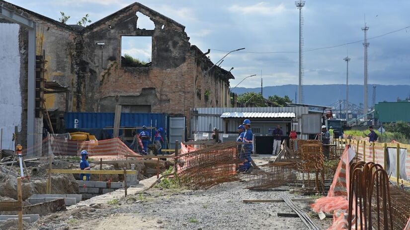Como a fundação é totalmente nova, a fachada voltada ao mar foi integralmente demolida para posterior recomposição (Henrique Teixeira/PMS)
