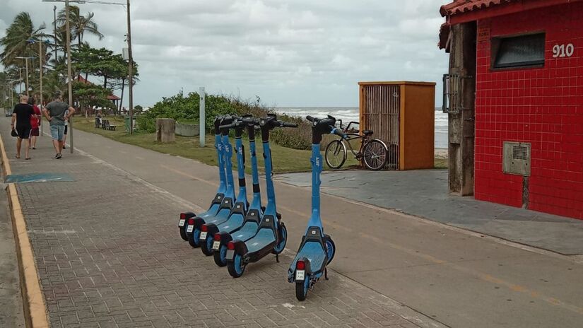 Por se tratar de equipamentos el&eacute;tricos s&atilde;o para o uso individual de adultos, n&atilde;o podem ser usados por menores de idade, em duplas ou para o transporte de cargas (Nayara Martins/DL)