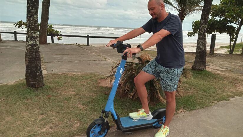 Um deles &eacute; o turista Rodrigo Lima, de S&atilde;o Paulo, que estava passeando com os dois filhos na orla da praia (Nayara Martins/DL)