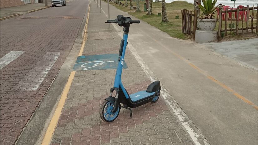 Os patinetes el&eacute;tricos est&atilde;o sendo bastante procurados por turistas em Itanha&eacute;m, em especial, na orla da praia no centro (Nayara Martins/DL)