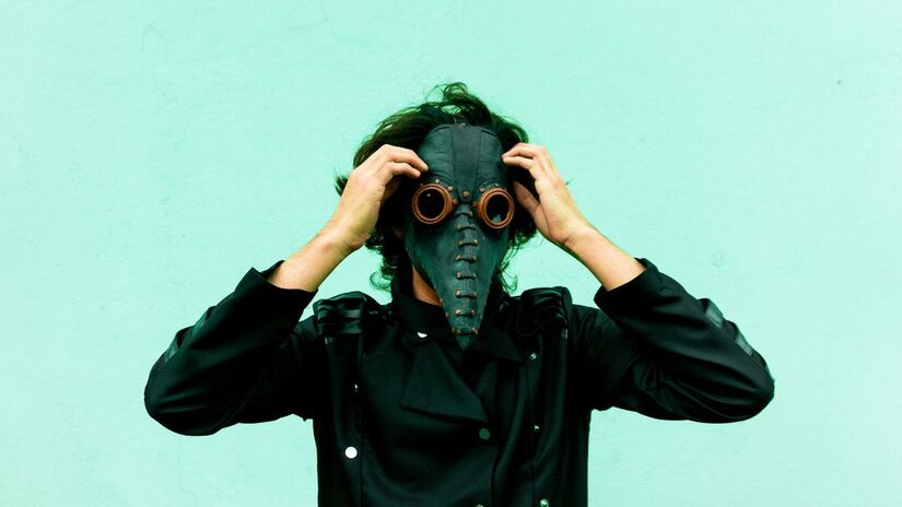 O nome da doença vem dos bubões, que são inchaços dolorosos nos linfonodos. Além disso, a infecção provoca febre alta, calafrios e dores intensas, sendo uma das enfermidades mais letais da história da humanidade antes do advento dos antibióticos modernos/Pexels