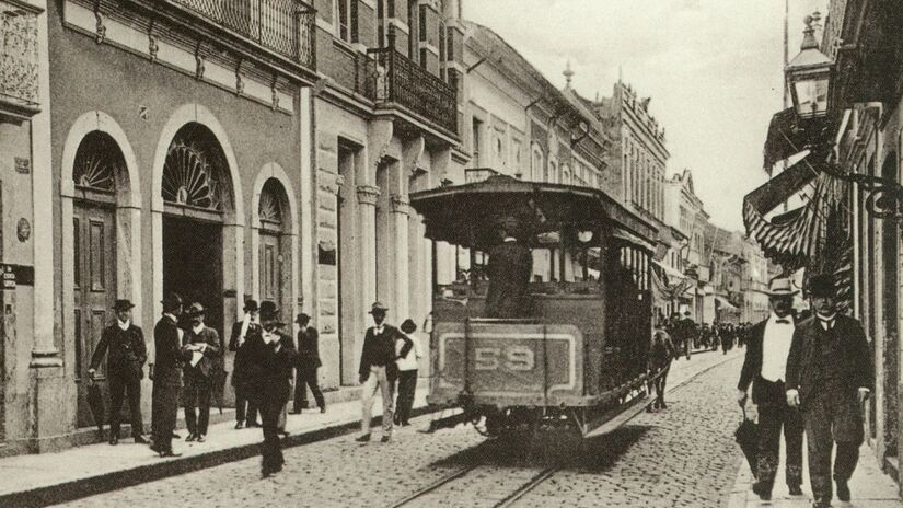 A rua XV de Novembro, que era conhecida como Direita ou 25 de Março,  foi apelidada de 'Wall Street Santista' devido as transações comerciais referentes à exportação de café, no período entre 1900 e 1930/Museu da Imigração
