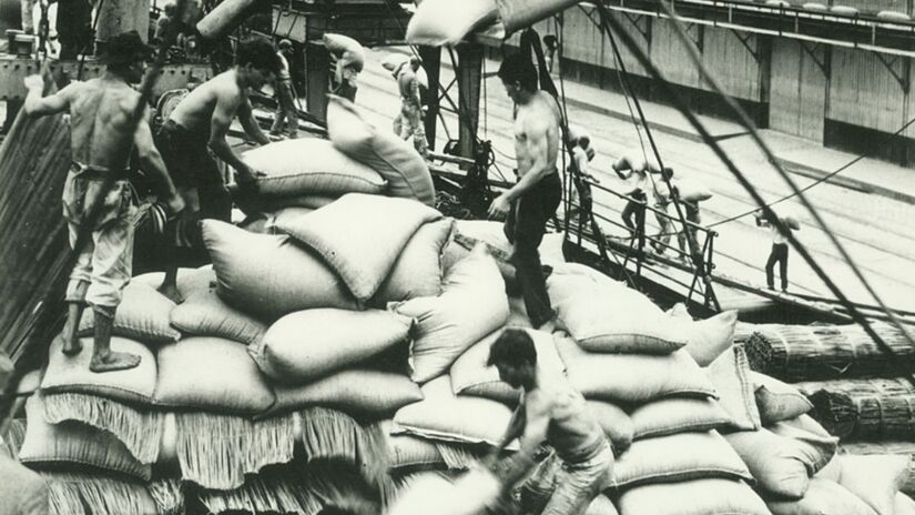 A cidade era considerada o termômetro da riqueza brasileira devido a exportação de café no Porto de Santos nos anos 1920/Museu da Imigração