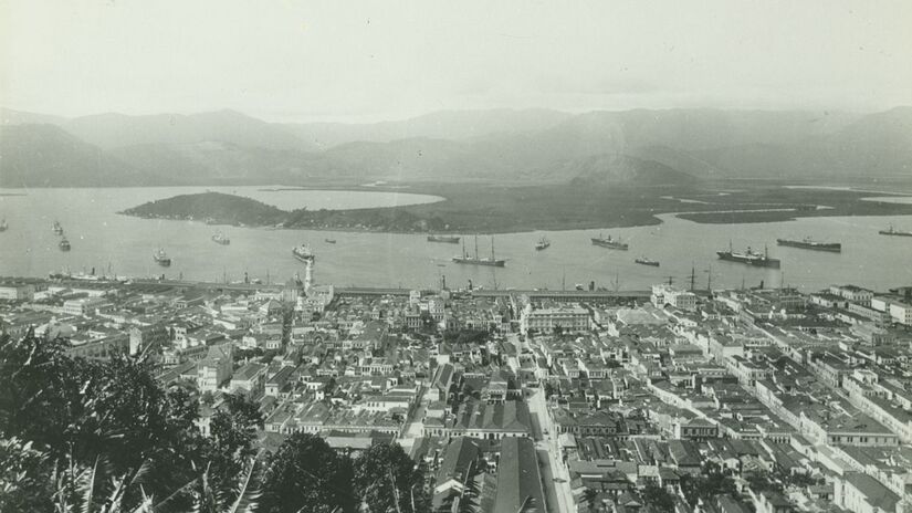 Esta era a vista áreda da cidade de Santos após a inauguração dos primeiros 260 metros de cais no Porto na década de 1920/Museu da Imigração