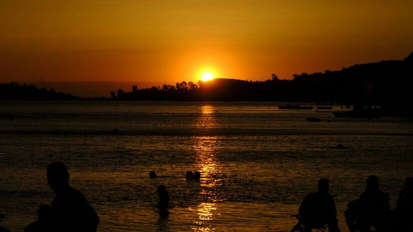 Dormir com a janela aberta no litoral permite que a alta umidade noturna sature o colchão, favorecendo ácaros e crises de rinite/Pexels