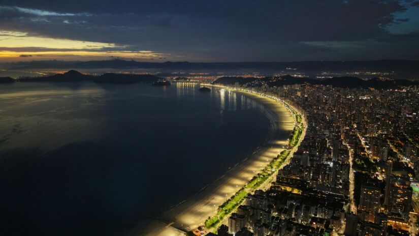 A maresia noturna entra pelas frestas e acelera a oxidação de eletrônicos e o surgimento de mofo em móveis de madeira no quarto/Pexels