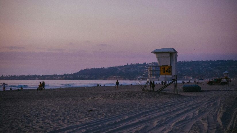 Arrumar a cama logo após acordar no litoral sela a umidade do suor e do ar nas fibras do lençol, criando o ambiente ideal para fungos/Pexels