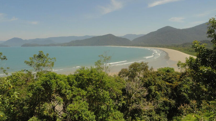 A Praia da Fazenda se destaca por ser uma baía paradisíaca onde montanhas de mata densa encontram o Rio Picinguaba / Divulgação/PMU