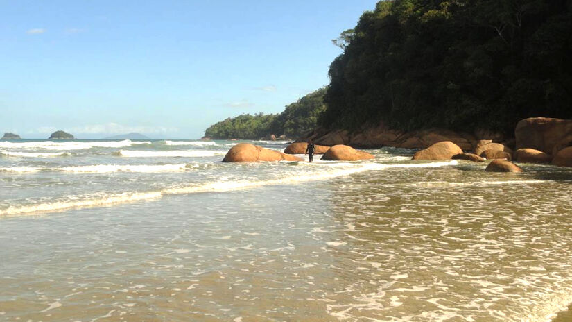 O diferencial da Praia da Fazenda vai além da beleza natural / Divulgação/PMU