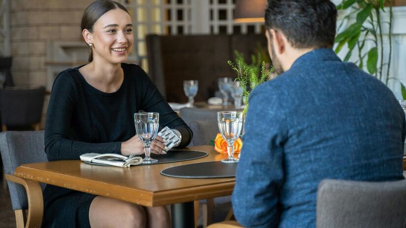 A prática incentiva perguntas conscientes e observação de atitudes para reduzir frustrações afetivas no início das relações/Pexels