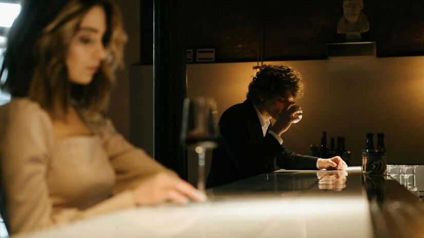 A prática incentiva perguntas conscientes e observação de atitudes para reduzir frustrações afetivas no início das relações/Pexels