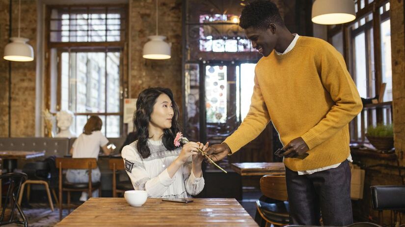 Diferente de um checklist rígido, o método prioriza escuta, coerência e ressonância emocional entre as pessoas/Pexels